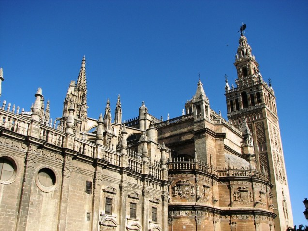 A Catedral de Sevilha é uma obra-prima do gótico ibérico, mas o destaque é seu alto campanário, originalmente o minarete da mesquita sobre a qual foi construída