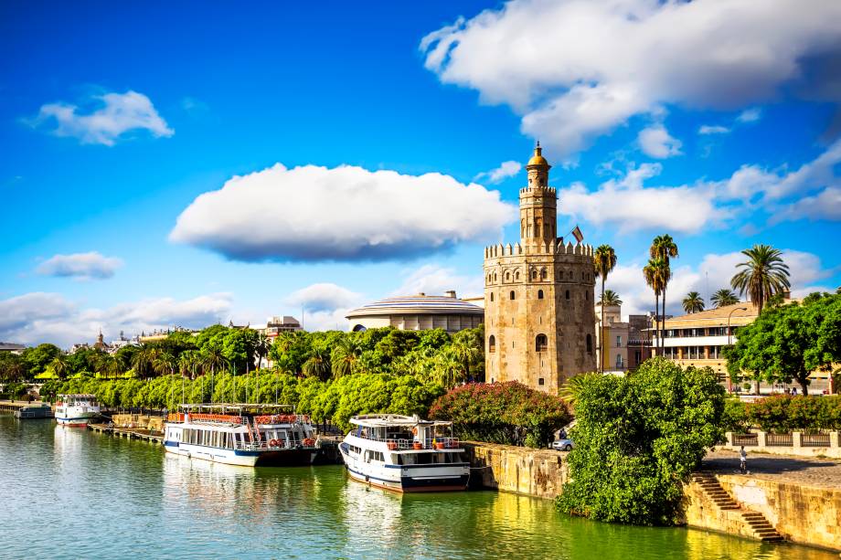 A Torre del Oro, na margem do rio Guadalquivir, sob o sol do verão na Andaluzia