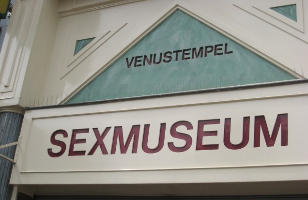 <strong><a href="https://www.sexmuseumamsterdam.nl/index2.html" target="_blank" rel="noopener">Sex Museum</a>, <a href="https://viajeaqui.abril.com.br/cidades/holanda-amsterda/fotos" target="_blank" rel="noopener">Amsterdã</a></strong> O primeiro e mais antigo museu do sexo no mundo encontra-se em Amsterdã e mostra a importância do tema na história e na arte com uma coleção de estátuas, pinturas, fotos, vídeos, lingeries e todo tipo de objetos relacionados ao tema.