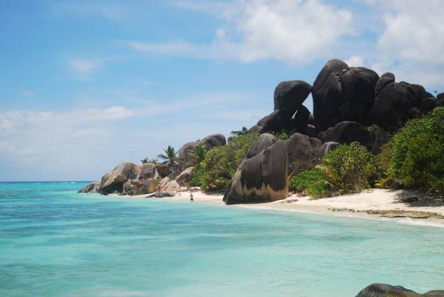 O arquipélago de Seychelles, ao largo da costa africana, é formado por 115 ilhas e ilhotas, quase todas com praias de areia branca e cercadas por um lindo mar azul