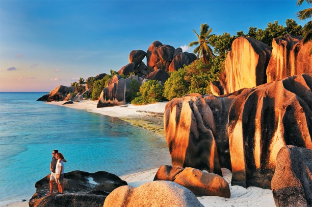 <strong><a href="https://viajeaqui.abril.com.br/paises/seychelles" rel="SEYCHELLES" target="_blank">SEYCHELLES</a></strong>    Descansar em praias idílicas com vegetação intacta, caminhar por quilômetros de areia em que as únicas pegadas são as da pessoa amada. Eis Seychelles, a 2.300 quilômetros da costa da Tanzânia. A escolha desse destino como cenário da lua de mel do casal William e Catherine Middleton definitivamente não foi casual.    O arquipélago do Índico, com 115ilhas, dá a quem chega a sensação de adentrar um universo à parte com natureza abundante. Na Ilha de Mahé, a capital, Victoria, concentra a população – que mistura aficanos, hindus, chineses e europeus. Mas, se você já viu alguma foto de Seychelles, provavelmente foi de La Digue. Isolada e exclusiva, é pequena o suficiente para não precisar de carros, apenas bicicletas e carros de boi, e intensa o bastante para que você passe dias descobrindo novas trilhas, mirantes e praias com água transparente.    Mahé, La Digue e sua vizinha Praslim são os locais onde a maioria dos visitantes monta base e parte para conhecer outras ilhas e onde há opções de hospedagem para quem não é da realeza, como o <a href="https://www.jardindespalmes-seychelles.com/" rel="Le Jardin des Palmes" target="_blank"><strong>Le Jardin des Palmes</strong></a> e o <a href="https://www3.hilton.com/en/hotels/seychelles/hilton-seychelles-northolme-resort-and-spa-SEZHIHI/index.html" rel="Hilton Seychelles" target="_blank"><strong>Hilton Seychelles</strong></a>. Já William e Kate escolheram North Island, uma das sofisticadas ilhas-de-um-hotel-só, também <a href="https://www.north-island.com/" rel="North Island" target="_blank"><strong>North Island</strong></a>. Lá, cada uma das enormes “vilas” tem seu próprio pedacinho privativo de mar.