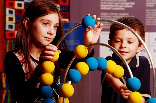No museu, atrações interativas sobre ciência fazem a alegria das crianças