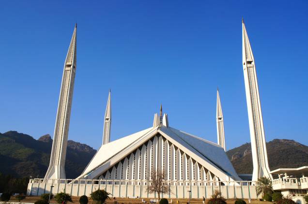 Seu formato diferente representa uma tenda beduína. O projeto do arquiteto turco Vedat Dalokay foi o ganhador do concurso Aga Khan Award for Architecture, que recebeu 43 propostas. Construída em 1986, é a maior mesquita do Sul Asiático e uma das maiores do mundo. Está localizada na área norte de Islamabad, capital do Paquistão, aos pés da Cordilheira do Himalaia