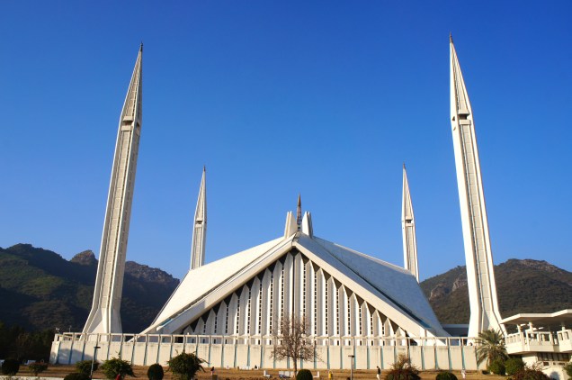 Seu formato diferente representa uma tenda beduína. O projeto do arquiteto turco Vedat Dalokay foi o ganhador do concurso Aga Khan Award for Architecture, que recebeu 43 propostas. Construída em 1986, é a maior mesquita do Sul Asiático e uma das maiores do mundo. Está localizada na área norte de Islamabad, capital do Paquistão, aos pés da Cordilheira do Himalaia