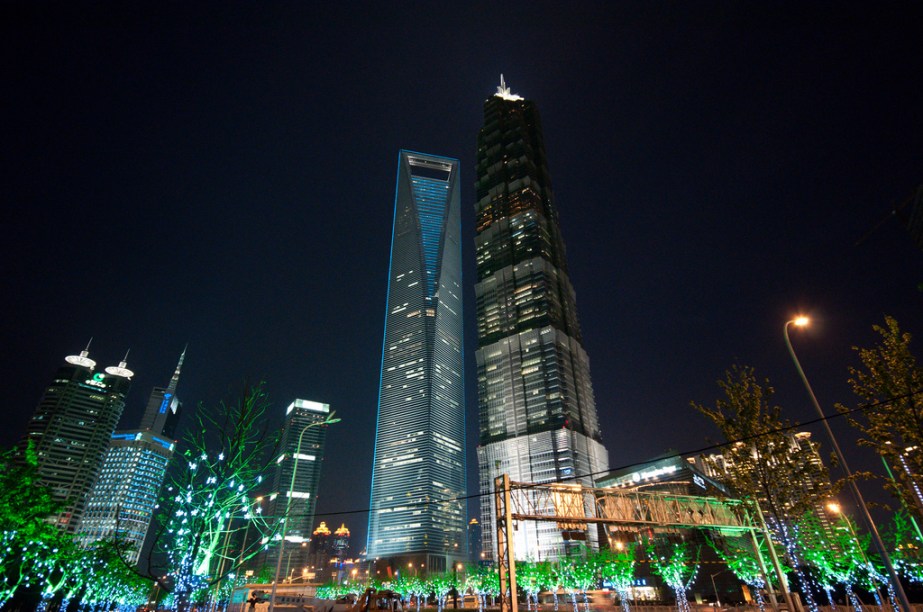<strong>Shanghai World Financial Center, Xangai, China</strong>Parece um abridor de garrafa gigante, mas o SWFC (o edifício mais alto, à esquerda) é o mais novo (e bem mais elegante) membro do já congestionado skyline da frenética <a href="https://viajeaqui.abril.com.br/cidades/china-xangai-shanghai" rel="Xangai">Xangai</a>. Projeto do escritório Kohn Pedersen Fox