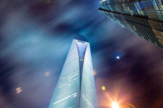 <strong>7- Shanghai World Financial Center – Xangai, <a href="http://viajeaqui.abril.com.br/paises/china" rel="China" target="_blank">China</a></strong>    Localizado no distrito Pudong, o edifício <a href="http://www.swfc-shanghai.com" rel="Shanghai World Financial Center" target="_blank">Shanghai World Financial Center</a> foi construído em 2008, tem <strong>492 metros de altura</strong>, 101 andares e três observatórios abertos ao público, no 94o, 97o e 100o andares. A base do edifício abriga uma espécie de shopping center e o hotel Park Hyatt Shanghai ocupa os andares 79 a 93. É considerado o prédio mais alto da China