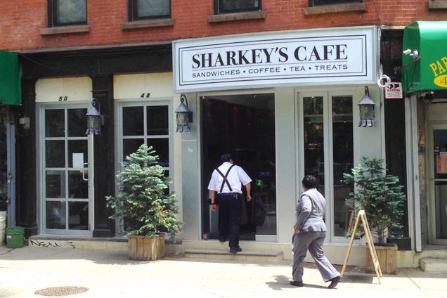 <strong><a href="https://www.sharkeyscafe.com/" rel="Sharkeys Cafe" target="_blank">Sharkeys Cafe</a></strong> Há diversas opções de lanches por aqui. Entre os mais saborosos, estão o Pope Francis (com presunto parma, mussarela e molho balsâmico) e o Smoked Turkey (peru defumado com queijo suíço, guacamole e mostarda dijon). Se for tomar café da manhã, opte por um dos saborosos croissants da casa. <em>48 Mulberry Street, 10013</em> <strong><a href="https://www.sharkeyscafe.com/" rel="Sharkeys Cafe" target="_blank">Sharkeys Cafe</a></strong> Há diversas opções de lanches por aqui. Entre os mais saborosos, estão o Pope Francis (com presunto parma, mussarela e molho balsâmico) e o Smoked Turkey (peru defumado com queijo suíço, guacamole e mostarda dijon). Se for tomar café da manhã, opte por um dos saborosos croissants da casa. <em>48 Mulberry Street, 10013</em>