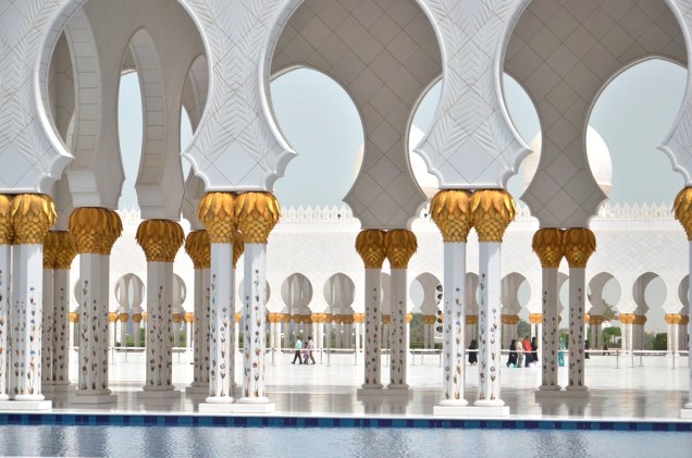 O maior tapete do mundo fica dentro da mesquita Sheikh Zayed