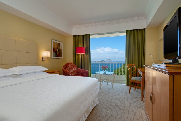 Todos os quartos Classic do Sheraton Rio Hotel & Resort, no Rio de Janeiro, possuem duas camas de casal, Queen Size ou King Size, e vista parcial para o mar