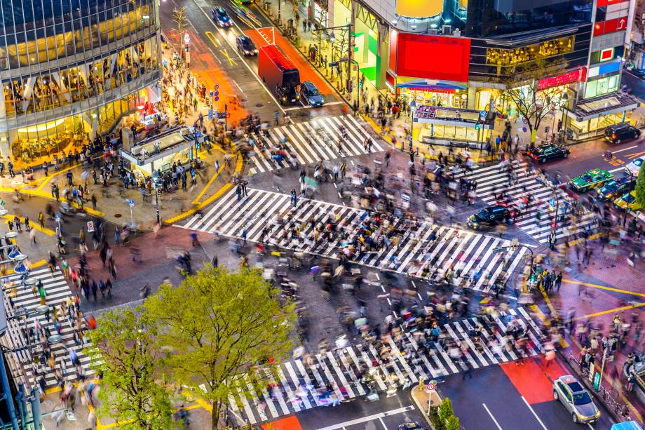 <strong><a href="https://viajeaqui.abril.com.br/estabelecimentos/japao-toquio-atracao-shibuya" rel="Shibuya" target="_blank">Shibuya</a> Crossing, <a href="https://viajeaqui.abril.com.br/cidades/japao-toquio" rel="Tóquio" target="_blank">Tóquio</a></strong> Esta passagem não é bem uma rua ou avenida, mas uma intersecção. No caso, o cruzamento mais cheio do mundo, com faixas e pedestres brotando de várias direções - inclusive na diagonal - a cada sinal verde. Essa quantidade de gente acontece por causa da estação de metrô logo ao lado. É ali que também se encontra a estátua de Hachikō, o cachorro da história real de “Sempre ao seu Lado” <strong><a href="https://viajeaqui.abril.com.br/estabelecimentos/japao-toquio-atracao-shibuya" rel="Shibuya" target="_blank">Shibuya</a> Crossing, <a href="https://viajeaqui.abril.com.br/cidades/japao-toquio" rel="Tóquio" target="_blank">Tóquio</a></strong> Esta passagem não é bem uma rua ou avenida, mas uma intersecção. No caso, o cruzamento mais cheio do mundo, com faixas e pedestres brotando de várias direções - inclusive na diagonal - a cada sinal verde. Essa quantidade de gente acontece por causa da estação de metrô logo ao lado. É ali que também se encontra a estátua de Hachikō, o cachorro da história real de “Sempre ao seu Lado”
