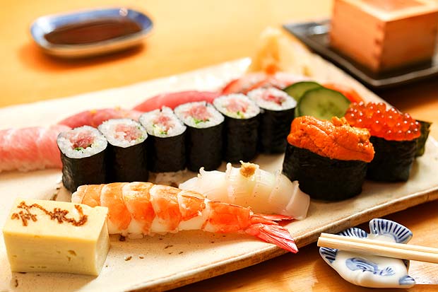 Tokujo zushi, que vem com sushis de camarão, ovas, atum e olho de boi
