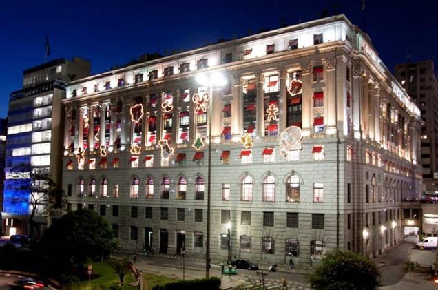 <strong>Shopping Light</strong> O prédio que fica ao lado da prefeitura, no Centro, recebeu enfeites em toda a sua fachada <strong>Shopping Light</strong> O prédio que fica ao lado da prefeitura, no Centro, recebeu enfeites em toda a sua fachada