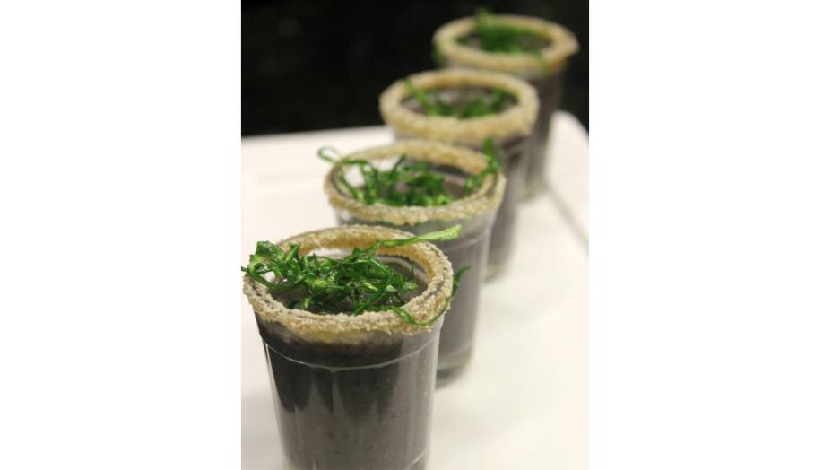 Shot de feijoada como aperitivo do<strong> Brado</strong>, localizado em <a href="https://viajeaqui.abril.com.br/cidades/br-sp-sao-paulo/" rel="São Paulo" target="_blank">São Paulo</a>