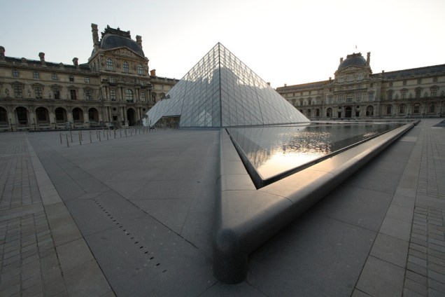 As intervenções do arquiteto I.M. Pei trouxeram inovadoras soluções de iluminação e circulação para o Louvre, além de oferecer uma entrada principal com sua polêmica pirâmide.