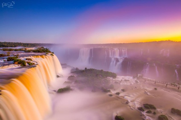 <a href="https://viajeaqui.abril.com.br/cidades/br-pr-foz-do-iguacu" rel="Foz do Iguaçu (PR) " target="_blank"><strong>Foz do Iguaçu (PR) </strong></a>                Um dos grandes tesouros do planeta Terra é paranaense. Nomeado Patrimônio da Humanidade pela Unesco em 1986, o <a href="https://viajeaqui.abril.com.br/estabelecimentos/br-pr-foz-do-iguacu-atracao-parque-nacional-do-iguacu-brasil" rel="Parque Nacional do Iguaçu" target="_blank">Parque Nacional do Iguaçu</a> permite que seus visitantes tenham uma vista privilegiada do espetáculo que são as Cataratas                <em><a href="https://www.booking.com/city/br/foz-do-iguacu.pt-br.html?aid=332455;label=viagemabril-voltapelobrasil;sid=100905e7c5cee8012cfccf4c45e8f912;dcid=4" rel="Veja hotéis em Foz do Iguaçu no booking.com" target="_blank">Veja hotéis em Foz do Iguaçu no booking.com</a></em>