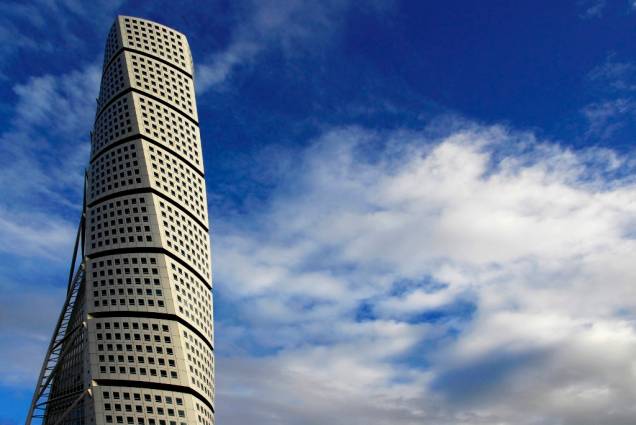 O Turning Torso é o mais alto edifício da Escandinávia com 190,4 metros de altura. Projetado por Santiago Calatrava, é um dos novos ícones arquitetônicos de Malmo