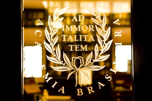  Símbolo da Academia Brasileira de Letras, no Rio de Janeiro, com a escritura em latim Ad Immor Talita Tem, no vidro de uma porta
