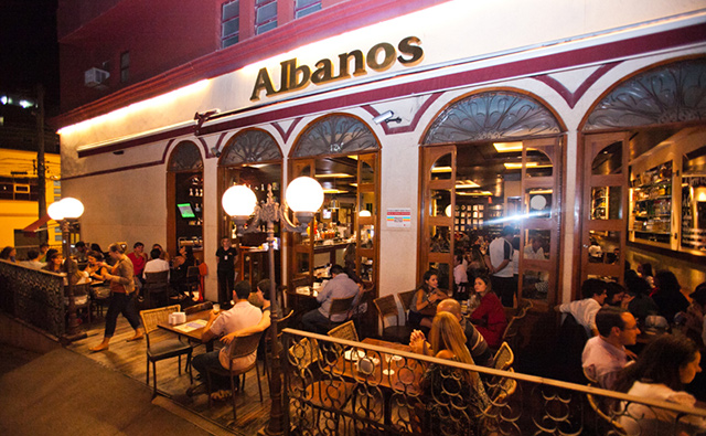 <a href="http://viajeaqui.abril.com.br/estabelecimentos/br-mg-belo-horizonte-restaurante-albano-s-choperia" rel="Albanos Choperia - Belo Horizonte:" target="_blank"><strong>Albanos Choperia - Belo Horizonte:</strong></a> A maneira de tirar o chope faz toda a diferença. No Albano’s o chope é tirado de acordo com o método criado pelo fundador, Seu Albano.