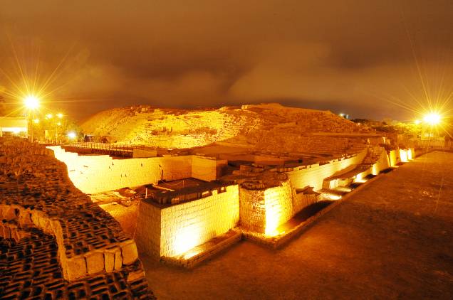 Localizada no distrito de <a href="http://viajeaqui.abril.com.br/estabelecimentos/peru-lima-atracao-miraflores" target="_blank">Miraflores</a>, esse sítio arqueológico é considerado um dos registros mais importantes da cultura dos povos pré-hispânicos que habitaram o país e funcionava como um centro cerimonial. Erguido entre os séculos 200 e 700 d.C., ele inclui uma construção piramidal de 25 metros de altura e abriga shows e um museu com peças encontradas em escavações pelo local