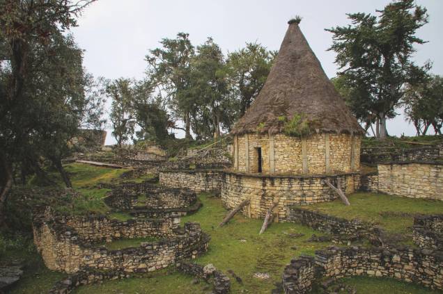 Considerada por muitos moradores locais como a nova <a href="http://viajeaqui.abril.com.br/cidades/peru-machu-picchu" target="_blank">Machu Picchu</a> do Peru, Kuelap é cercada por muros e ruínas de pedra datadas do século 6 a.C. Por aqui, é possível encontrar mais de 400 construções temáticas que pertenceram aos Chachapoyas, povos de pele clara e popularmente conhecidos como "Guerreiros das Nuvens" por terem transformado florestas locais e extremamente altas em áreas de cultivo. Durante o século 16, os Chachapoyas foram completamente dominados pelos incas e perderam seus territórios. Em 1843, no entanto, a antiga cidade habitada por eles foi descoberta