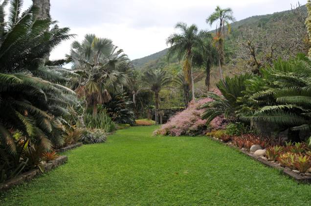 Arquiteto e artista plástico, Roberto Burle Marx (1909–1994) foi um dos maiores paisagistas do século 20. Seu bom gosto ainda se faz presente no desenho ondulante do calçadão de <a href="https://viajeaqui.abril.com.br/estabelecimentos/br-rj-rio-de-janeiro-atracao-praia-de-copacabana" target="_blank">Copacabana</a>, no projeto do Aterro do Flamengo e no impressionante jardim deste sítio onde ele viveu, em <a href="https://viajeaqui.abril.com.br/estabelecimentos/br-rj-rio-de-janeiro-atracao-praia-da-barra-de-guaratiba" target="_blank">Barra de Guaratiba</a>, com cerca de 3 500 espécies de plantas. Sempre guiadas (é preciso agendar), as visitas incluem ainda a casa e o ateliê. <em>Estrada Roberto Burle Marx, 2019 (Barra de Guaratiba), 2410-1412</em> Arquiteto e artista plástico, Roberto Burle Marx (1909–1994) foi um dos maiores paisagistas do século 20. Seu bom gosto ainda se faz presente no desenho ondulante do calçadão de <a href="https://viajeaqui.abril.com.br/estabelecimentos/br-rj-rio-de-janeiro-atracao-praia-de-copacabana" target="_blank">Copacabana</a>, no projeto do Aterro do Flamengo e no impressionante jardim deste sítio onde ele viveu, em <a href="https://viajeaqui.abril.com.br/estabelecimentos/br-rj-rio-de-janeiro-atracao-praia-da-barra-de-guaratiba" target="_blank">Barra de Guaratiba</a>, com cerca de 3 500 espécies de plantas. Sempre guiadas (é preciso agendar), as visitas incluem ainda a casa e o ateliê. <em>Estrada Roberto Burle Marx, 2019 (Barra de Guaratiba), 2410-1412</em>