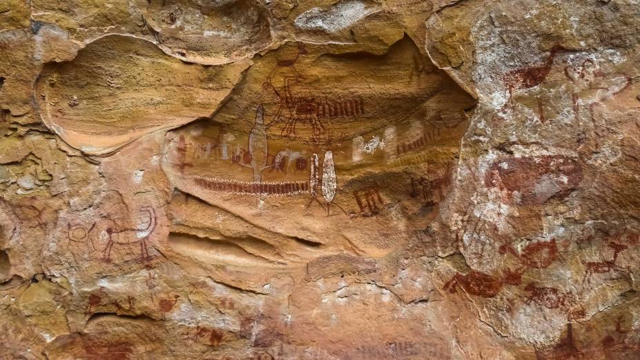 <strong>Baixão da Pedra Furada</strong>    A região mais visitada do parque e onde foram encontrados vestígios de uma fogueira de 50 mil anos. No Boqueirão da Pedra Furada, passarelas levam às pinturas rupestres gravadas num paredão com 100 m de altura.