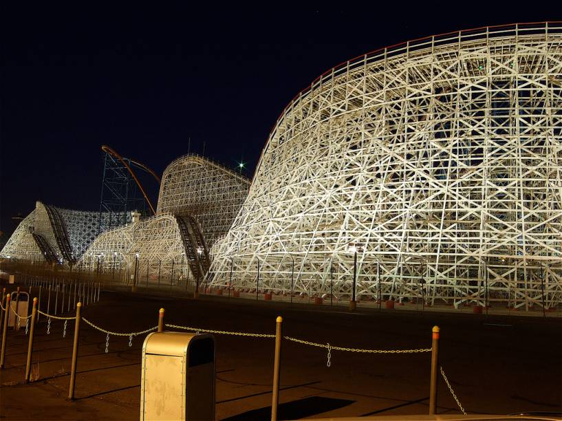 Montanha-russa Colossus, no Six Flags Magic Mountain
