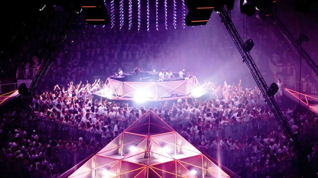 O palco em forma de pirâmide é desvendado ao longo da noite