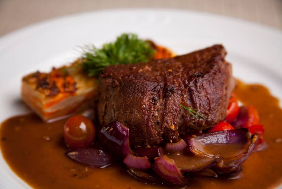 Uma das sugestões de prato principal do restaurante <a href="https://viajeaqui.abril.com.br/estabelecimentos/br-rj-rio-de-janeiro-restaurante-skylab-hotel-rio-othon-palace" rel="Skylab"><strong>Skylab</strong></a> é o medalhão de filé com pimenta de Szechuan, cebola roxa e tomate cereja acompanhado de gratinado de legumes