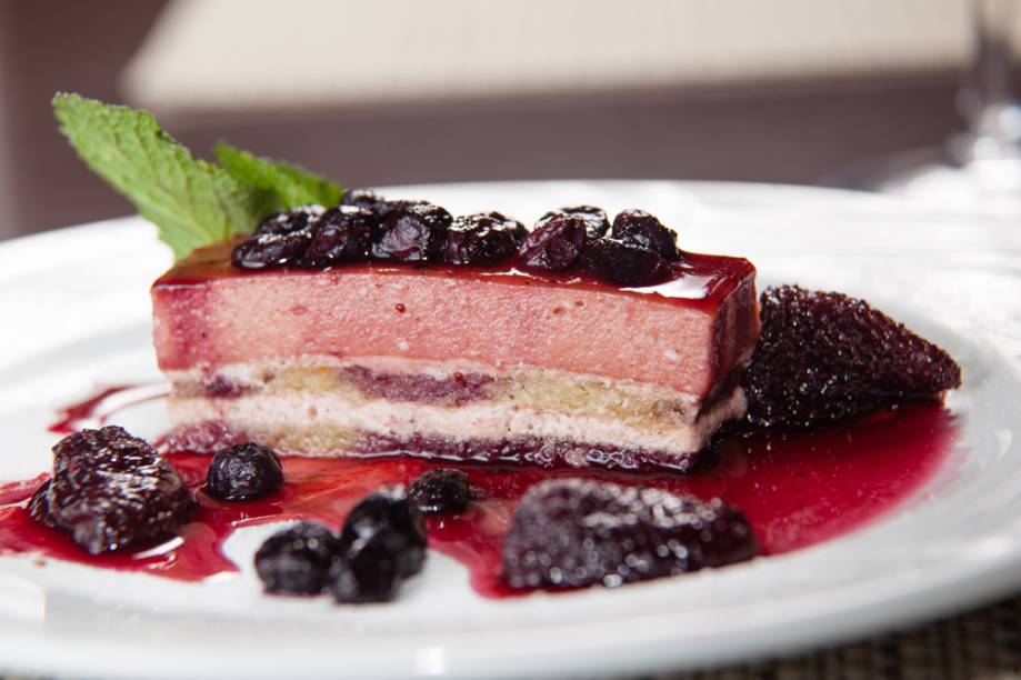 Para a sobremesa da Rio Restaurant Week 2012, o <a href="https://viajeaqui.abril.com.br/estabelecimentos/br-rj-rio-de-janeiro-restaurante-skylab-hotel-rio-othon-palace" rel="Skylab"><strong>Skylab</strong></a> sugere o Dacquoise de Mirtilo com calda de frutas vermelhas Para a sobremesa da Rio Restaurant Week 2012, o <a href="https://viajeaqui.abril.com.br/estabelecimentos/br-rj-rio-de-janeiro-restaurante-skylab-hotel-rio-othon-palace" rel="Skylab"><strong>Skylab</strong></a> sugere o Dacquoise de Mirtilo com calda de frutas vermelhas