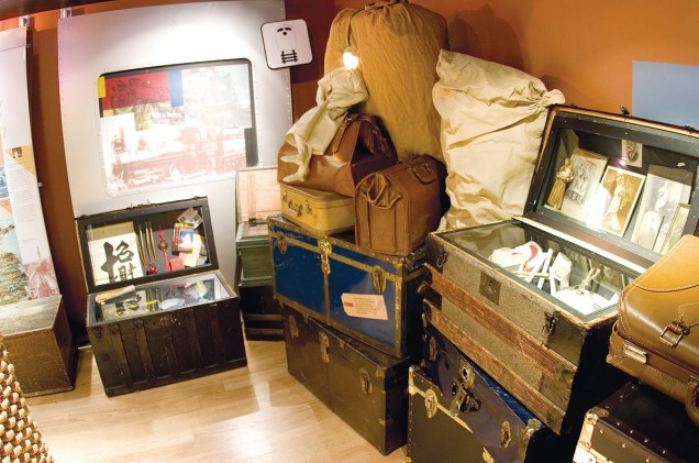 Malas e baús antigos são expostos no museu Dreams of Freedom. Ele fica no Skywalk Observatory e conta um pouco da história da cidade e dos seus institutos de educação
