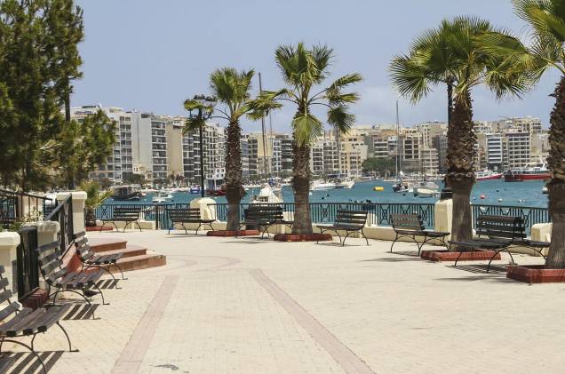 A orla da cidade de Sliema, em Malta, é cheia de prédios residenciais e muito comércio - o que deixa o tráfego um tanto caótico A orla da cidade de Sliema, em Malta, é cheia de prédios residenciais e muito comércio - o que deixa o tráfego um tanto caótico