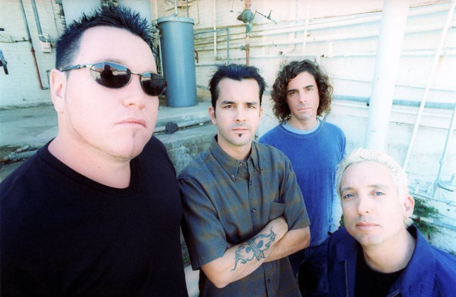 <strong>SMASH MOUTH</strong><br />            <br />            O grupo californiano já vendeu mais de 10 milhões de cópias em sua carreira, mas é a primeira vez que tocará no Brasil. Ele estourou com a música <em>Walkin’ On The Sun</em> e também ficou famoso pelos contagiantes covers de <em>Why Can’t We Be Friends?</em> e <em>I’m a Believer</em> (presente na trilha sonora de <em>Shrek</em>).                        <strong>Onde e Quando: </strong>Curitiba (PR), dia 19 de maio, no Festival Lupaluna, e São Paulo, dia 20, na Via Funchal                        <strong>Ingressos:</strong> os do show de Curitiba ainda não foram colocados à venda, mas os de São Paulo estão no site da <a href="https://viafunchal.com.br/shows.asp?ID=538." rel="Via Funchal" target="_blank">Via Funchal</a> <strong>SMASH MOUTH</strong><br />            <br />            O grupo californiano já vendeu mais de 10 milhões de cópias em sua carreira, mas é a primeira vez que tocará no Brasil. Ele estourou com a música <em>Walkin’ On The Sun</em> e também ficou famoso pelos contagiantes covers de <em>Why Can’t We Be Friends?</em> e <em>I’m a Believer</em> (presente na trilha sonora de <em>Shrek</em>).                        <strong>Onde e Quando: </strong>Curitiba (PR), dia 19 de maio, no Festival Lupaluna, e São Paulo, dia 20, na Via Funchal                        <strong>Ingressos:</strong> os do show de Curitiba ainda não foram colocados à venda, mas os de São Paulo estão no site da <a href="https://viafunchal.com.br/shows.asp?ID=538." rel="Via Funchal" target="_blank">Via Funchal</a>