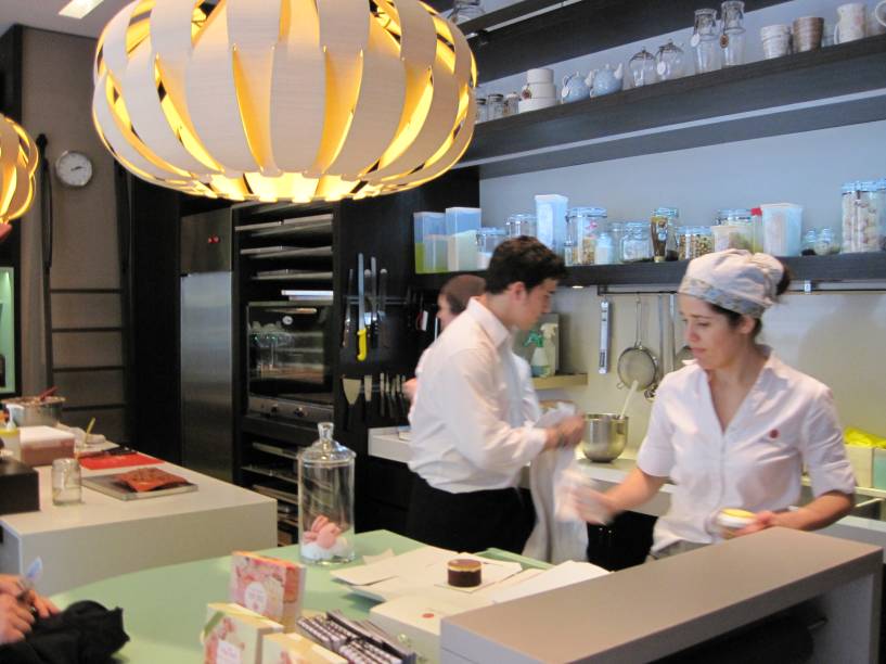 <a href="https://www.smeterling.com/" rel="Smeterling Patisserie" target="_blank"><strong>Smeterling Patisserie</strong></a>            Localizada no charmoso bairro nobre de Recoleta, essa patisserie reúne doces bem apresentáveis e saborosos, de produção artesanal. Apesar do espaço pequeno, vale a pena parar à tarde no local, entre um passeio e outro pelos parques da cidade, para tomar um cafezinho <a href="https://www.smeterling.com/" rel="Smeterling Patisserie" target="_blank"><strong>Smeterling Patisserie</strong></a>            Localizada no charmoso bairro nobre de Recoleta, essa patisserie reúne doces bem apresentáveis e saborosos, de produção artesanal. Apesar do espaço pequeno, vale a pena parar à tarde no local, entre um passeio e outro pelos parques da cidade, para tomar um cafezinho