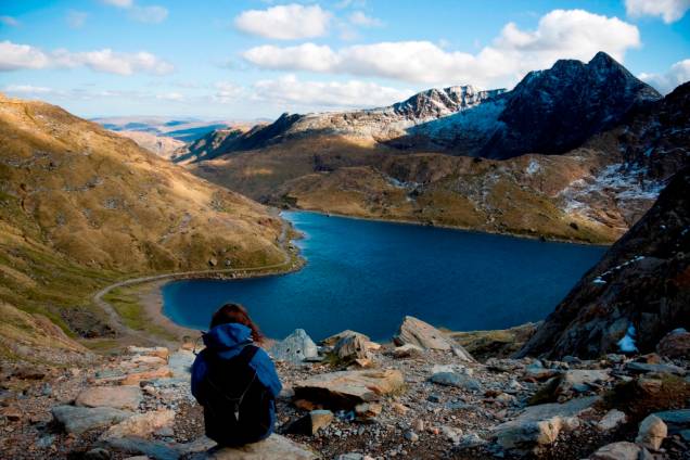 O parque nacional Snowdonia é um dos mais belos não só do País de Gales, mas também de todo o Reino Unido. Caminhadas por trilhas deslumbrantes e montanhas nevadas são alguns dos atrativos da região