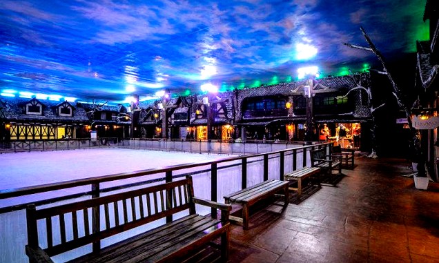 <strong><a href="https://viajeaqui.abril.com.br/estabelecimentos/br-rs-gramado-atracao-snowland" rel="4. Snowland" target="_self">4. Snowland</a></strong>            Neves artificiais compõem esse cenário temático, com temperaturas a -2°C. Além de patinar, esquiar e praticar snowboarding, turistas podem tomar um bom chocolate quente no Hot Café.