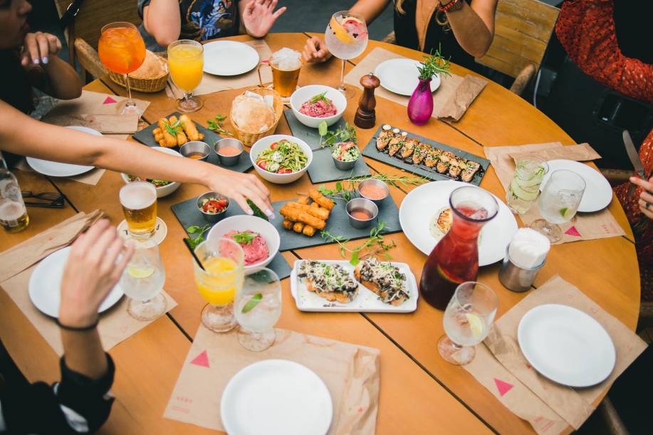 <strong>PARA VER E SER VISTO</strong> <strong><a href="https://www.facebook.com/barsobe/">Sobe</a> </strong>O <a href="https://viajeaqui.abril.com.br/estabelecimentos/br-rj-rio-de-janeiro-atracao-cristo-redentor-corcovado" target="_blank" rel="noopener">Cristo Redentor</a> e as palmeiras-imperiais do <a href="https://viajeaqui.abril.com.br/estabelecimentos/br-rj-rio-de-janeiro-atracao-jardim-botanico" target="_blank" rel="noopener">Jardim Botânico</a> logo em frente atraem os olhares dos clientes do bar, aberto em 2014 no terraço de um casarão (o nome refere-se à escada que é preciso vencer ao chegar). O barman William Barão assina a carta de coquetéis, com sugestões criativas, como o ônix: Jack Daniel’s, ameixa seca, licor de açaí e laranja. Entre os petiscos, os sticks de queijo coalho empanado são servidos com mel de pimenta e creme de goiabada com queijo <em>R. Pacheco Leão, 724 (Jardim Botânico), (21) 96851-1121</em> <strong>PARA VER E SER VISTO</strong> <strong><a href="https://www.facebook.com/barsobe/">Sobe</a> </strong>O <a href="https://viajeaqui.abril.com.br/estabelecimentos/br-rj-rio-de-janeiro-atracao-cristo-redentor-corcovado" target="_blank" rel="noopener">Cristo Redentor</a> e as palmeiras-imperiais do <a href="https://viajeaqui.abril.com.br/estabelecimentos/br-rj-rio-de-janeiro-atracao-jardim-botanico" target="_blank" rel="noopener">Jardim Botânico</a> logo em frente atraem os olhares dos clientes do bar, aberto em 2014 no terraço de um casarão (o nome refere-se à escada que é preciso vencer ao chegar). O barman William Barão assina a carta de coquetéis, com sugestões criativas, como o ônix: Jack Daniel’s, ameixa seca, licor de açaí e laranja. Entre os petiscos, os sticks de queijo coalho empanado são servidos com mel de pimenta e creme de goiabada com queijo <em>R. Pacheco Leão, 724 (Jardim Botânico), (21) 96851-1121</em>