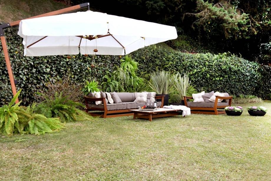 Sofá no jardim do hotel WE, em Campos do Jordão, São Paulo