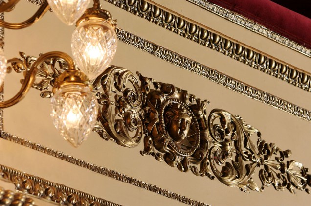 A decoração clássica do Teatro é de 1909. Nos detalhes do interior do prédio, há elementos que homenageiam Verdi, Mozart, Wagner, Lope de Vega, Moliere e Shakespeare