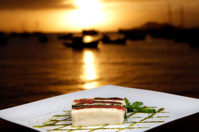 <a href="https://viajeaqui.abril.com.br/estabelecimentos/br-rj-buzios-restaurante-sollar" rel="Sollar – Búzios (RJ)" target="_blank"><strong>Sollar – Búzios (RJ)</strong></a>As receitas do chef italiano Danio Braga são clássicas, porém criativas. Um diferencial do Sollar é a vista para o mar. Na foto: Terrine de Mozzarella.