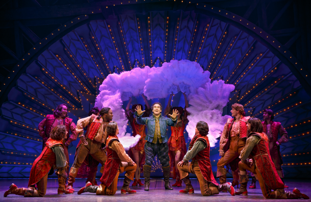 <strong>11. <a href="https://rottenbroadway.com/" rel="Something Rotten" target="_blank">Something Rotten</a></strong><strong>Preste atenção: </strong>no número A Musical, hilária homenagem ao gênero, repleto de referências aos musicais. É divertido tentar reconhecer todos os espetáculos citados.