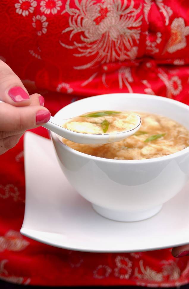 Sopa com gotas de ovos, prato tradicional do ano-novo chinês Sopa com gotas de ovos, prato tradicional do ano-novo chinês