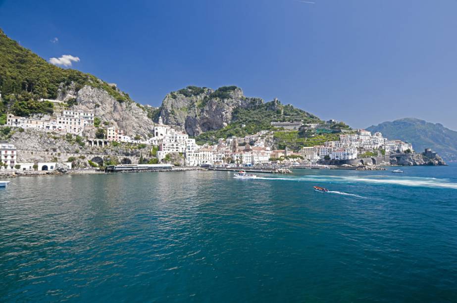 <strong><a href="http://viajeaqui.abril.com.br/cidades/italia-sorrento" rel="SORRENTO" target="_blank">SORRENTO</a> EM RESORT </strong>Em um penhasco debruçado sobre o mar, Sorrento (foto) é o destino destas sete noites no confortável <a href="http://www.puntacampanellaresort.net/" rel="Punta Campanella" target="_blank">Punta Campanella</a>, resort com serviço de praia, spa, piscina indoor e quartos panorâmicos.<strong>QUANDO: </strong>Em 19 de abril<strong>QUEM LEVA:</strong> A <a href="http://www.decolar.com/" rel="Decolar" target="_blank">Decolar</a><strong>QUANTO:</strong> € 2 881