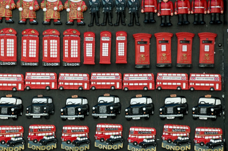 Quando se pensa em <a href="https://viagemeturismo.abril.com.br/cidades/londres-5/" target="_blank">Londres</a>, cinco coisas logo vêm à mente: os icônicos ônibus vermelhos de dois andares, as cabines telefônicas, os táxis e a realeza e a sua guarda real. Os souvenirs não poderiam ser outros!