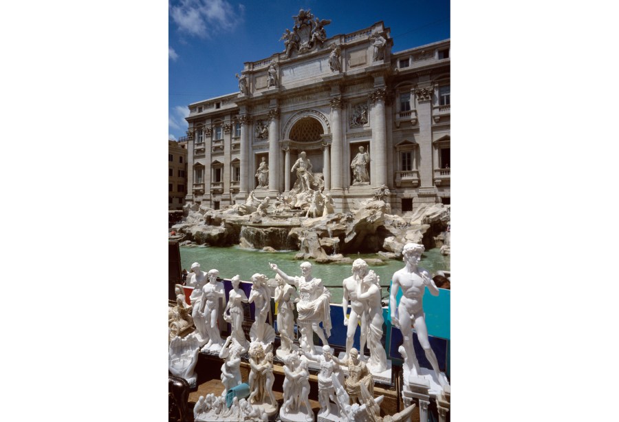 Cópias de algumas das mais populares estátuas de <a href="https://viagemeturismo.abril.com.br/cidades/roma-6/" target="_blank">Roma</a> são vendidas por toda a parte na cidade, inclusive em frente da bela <a href="https://viagemeturismo.abril.com.br/atracao/fontana-di-trevi/" target="_blank">Fontana di Trevi</a>