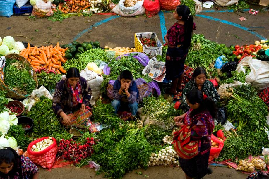 <strong>Mercado de Chichicastenango, Guatemala</strong> Não há pizza, nem macarronada, sem um bom molho de tomate. É impensável a culinária tailandesa sem o ardor de suas pimentas ou um bom goulash húngaro desprovido de páprica. Nada disso existia antes de Colombo: pimentas, pimentões, tomate, milho e cacau, entre tantos outros produtos, eram exclusivos da dieta dos povos americanos. Um delicioso cruzamento entre o que restou da cultura maia e sua herança gastronômica está no mercado de <a href="https://viajeaqui.abril.com.br/cidades/guatemala-chichicastenango" target="_blank" rel="noopener">Chichicastenango</a>, na <a href="https://viajeaqui.abril.com.br/paises/guatemala" target="_blank" rel="noopener">Guatemala</a>. Aqui não só se encontram cerâmicas, produtos hortifruti e artesanatos, mas também um <em>pot-pourri</em> das etnias guatemaltecas, em diferentes tipos de vestimentas e idiomas. Onde o espanhol de Cortez é apenas um detalhe, este é um destino tão ou mais nobre que as pirâmides de Tikal