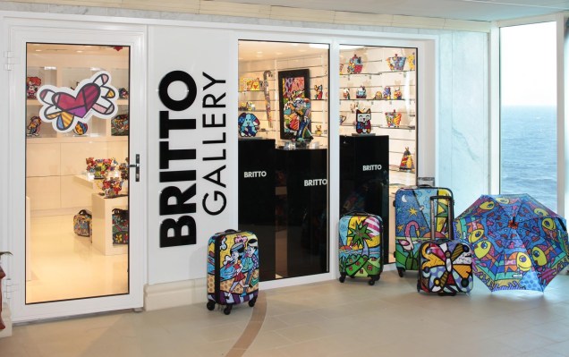 Loja com produtos do artista pop Romero Britto fica a bordo do navio