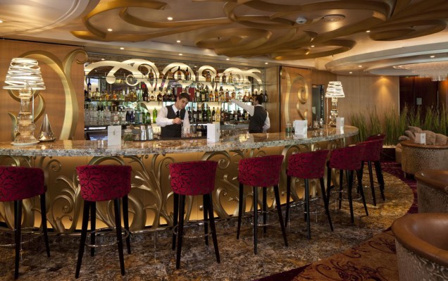 Bar do navio de cruzeiros Splendour of the Seas, da companhia Royal Caribbean International.
