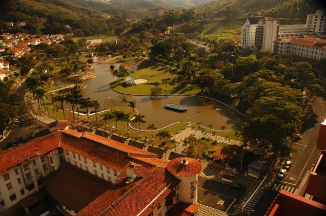 Águas de Lindóia (SP) tem um dos mais visitados balneários do Circuito das Águas Paulista. É um lugar para relaxar e tomar um banho aromático de vinho, rosas e chocolate. Na foto, a Praça Adhemar de Barros Águas de Lindóia (SP) tem um dos mais visitados balneários do Circuito das Águas Paulista. É um lugar para relaxar e tomar um banho aromático de vinho, rosas e chocolate. Na foto, a Praça Adhemar de Barros