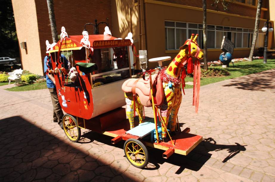 Serra Negra ainda conserva antigos hábitos, como o passeio de charrete na pracinha central Serra Negra ainda conserva antigos hábitos, como o passeio de charrete na pracinha central
